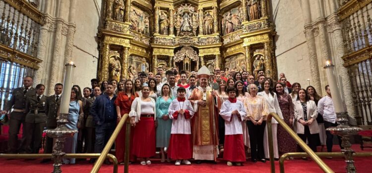 Medio centenar de adultos recibe en el sacramento de la confirmación
