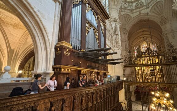 Alumnos del Conservatorio Profesional de Música Rafael Frühbeck practican en los órganos de la Catedral