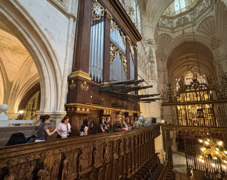 Alumnos del Conservatorio Profesional de Música Rafael Frühbeck practican en los órganos de la Catedral