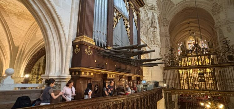 Alumnos del Conservatorio Profesional de Música Rafael Frühbeck practican en los órganos de la Catedral