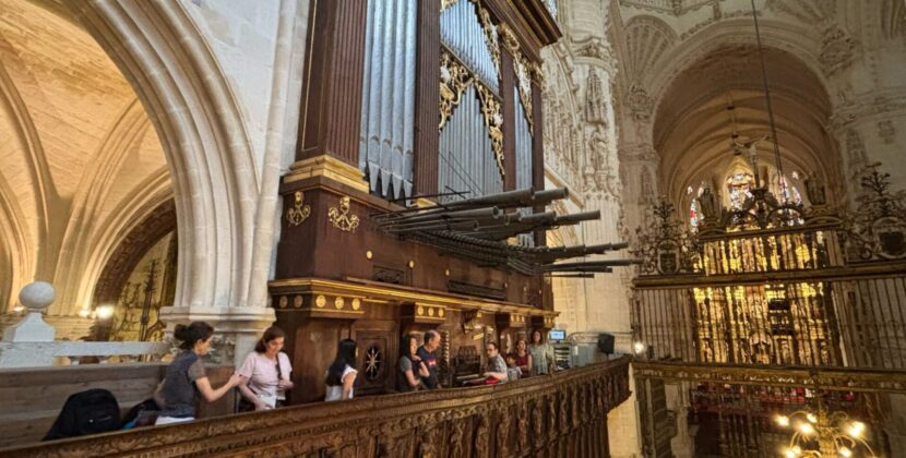 Alumnos del Conservatorio Profesional de Música Rafael Frühbeck practican en los órganos de la Catedral