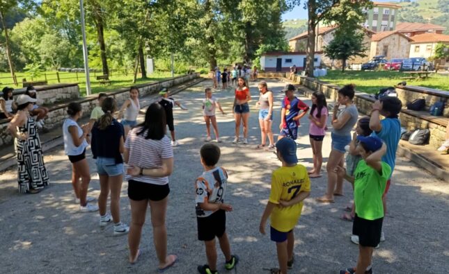 Los campamentos animan el verano de las parroquias de Villarcayo y Medina de Pomar