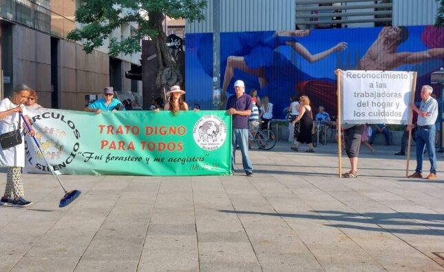 «Aquí no sobra nadie»: el Círculo de Silencio visibiliza el trabajo de las empleadas del hogar y denuncia la precariedad del sector
