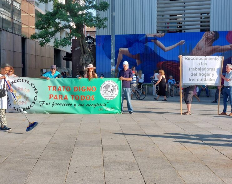 «Aquí no sobra nadie»: el Círculo de Silencio visibiliza el trabajo de las empleadas del hogar y denuncia la precariedad del sector