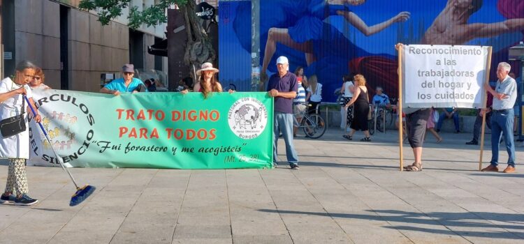«Aquí no sobra nadie»: el Círculo de Silencio visibiliza el trabajo de las empleadas del hogar y denuncia la precariedad del sector