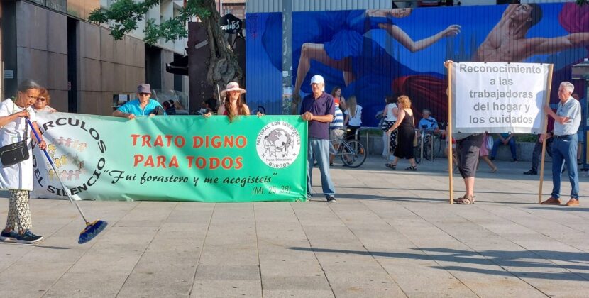 «Aquí no sobra nadie»: el Círculo de Silencio visibiliza el trabajo de las empleadas del hogar y denuncia la precariedad del sector