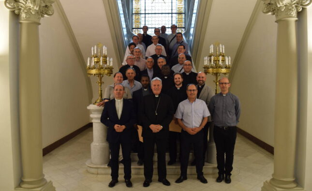 El arzobispo entrega a los sacerdotes sus nuevos nombramientos: