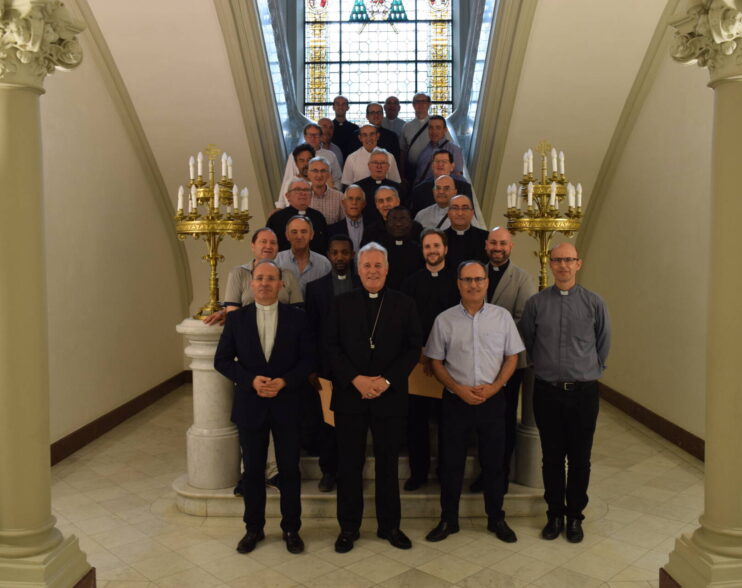 El arzobispo entrega a los sacerdotes sus nuevos nombramientos: