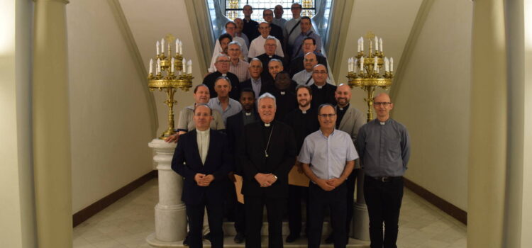 El arzobispo entrega a los sacerdotes sus nuevos nombramientos: