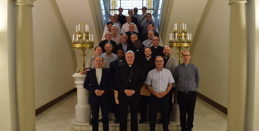 El arzobispo entrega a los sacerdotes sus nuevos nombramientos: