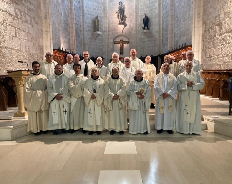 Los sacerdotes realizan sus ejercicios espirituales para «renovar la entrega»