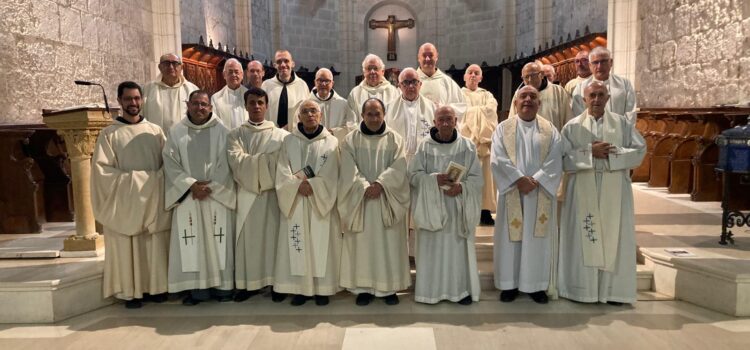 Los sacerdotes realizan sus ejercicios espirituales para «renovar la entrega»