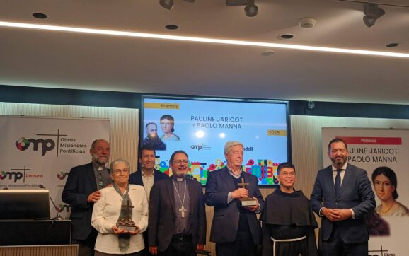 El profesor Eloy Bueno recibe el Premio Paolo Manna de Obras Misionales Pontificias