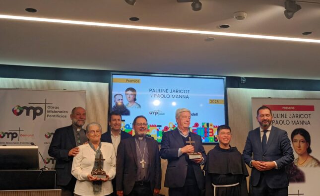 El profesor Eloy Bueno recibe el Premio Paolo Manna de Obras Misionales Pontificias
