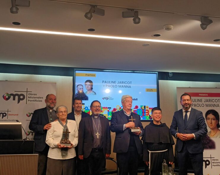 El profesor Eloy Bueno recibe el Premio Paolo Manna de Obras Misionales Pontificias