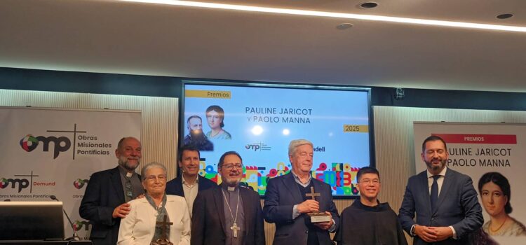 El profesor Eloy Bueno recibe el Premio Paolo Manna de Obras Misionales Pontificias