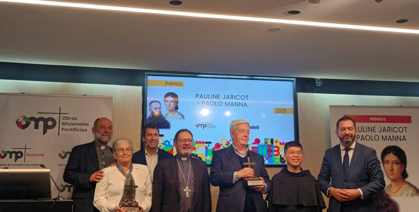 El profesor Eloy Bueno recibe el Premio Paolo Manna de Obras Misionales Pontificias