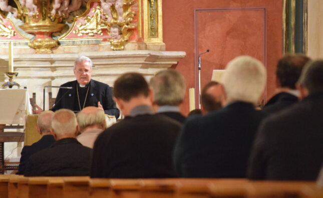 El amor de Cristo, «fuente perenne de la felicidad del sacerdote»