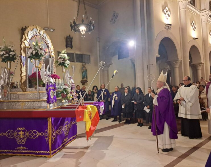 El Señor de los Milagros sortea la lluvia en su fiesta