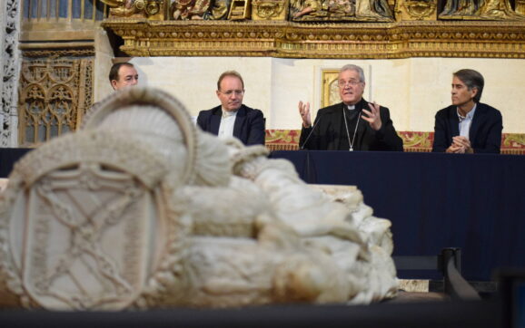 «Cristo es la puerta para entrar a la vida»: la Catedral presenta las nuevas puertas de Antonio López