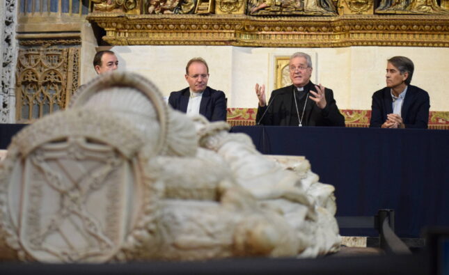 «Cristo es la puerta para entrar a la vida»: la Catedral presenta las nuevas puertas de Antonio López