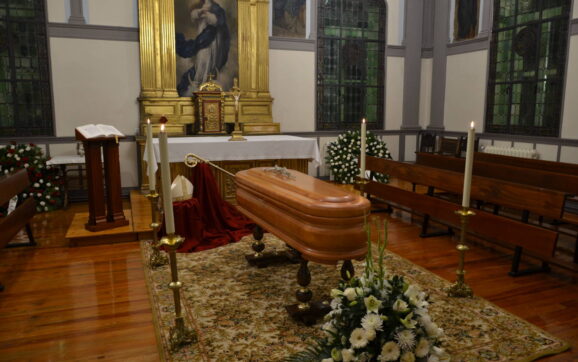 El féretro de Mons. Gil Hellín queda instalado en la capilla del Arzobispado