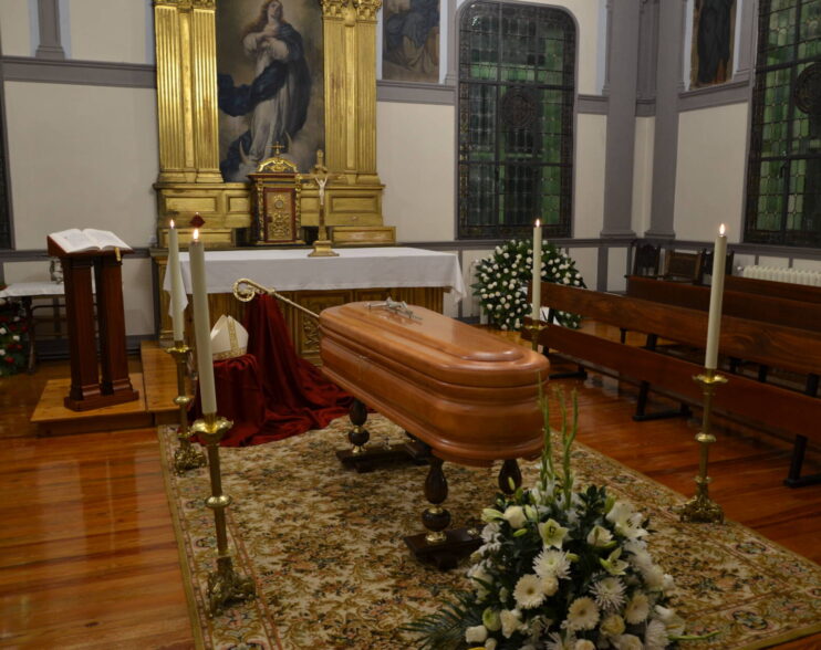 El féretro de Mons. Gil Hellín queda instalado en la capilla del Arzobispado