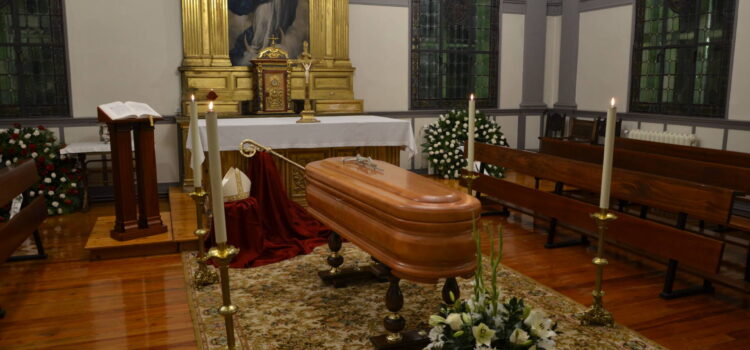 El féretro de Mons. Gil Hellín queda instalado en la capilla del Arzobispado