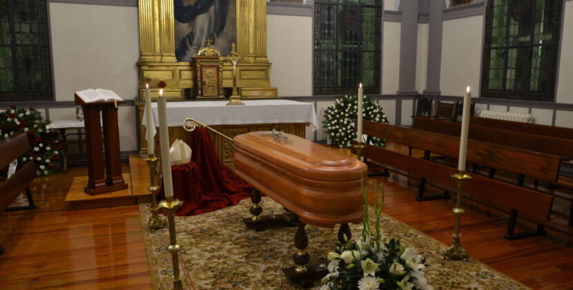 El féretro de Mons. Gil Hellín queda instalado en la capilla del Arzobispado