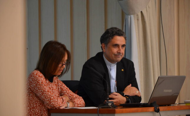 Mons. García Cadiñanos aborda el papel de los ‘cristianos en medio del mundo’