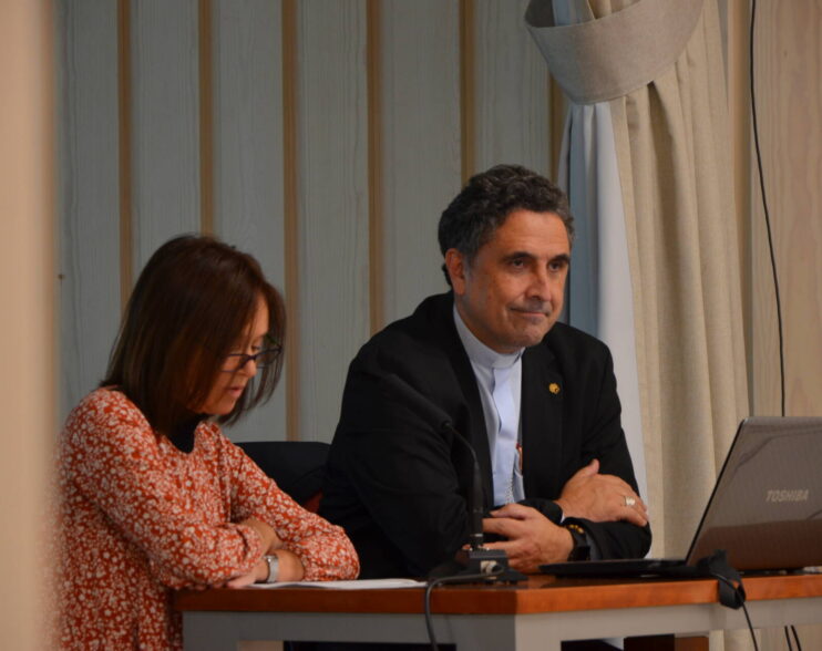 Mons. García Cadiñanos aborda el papel de los ‘cristianos en medio del mundo’