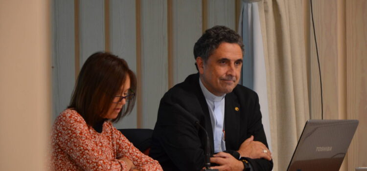 Mons. García Cadiñanos aborda el papel de los ‘cristianos en medio del mundo’