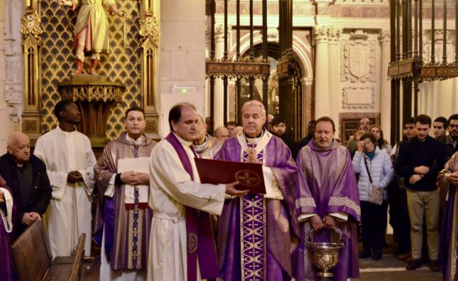 El arzobispo de Burgos honra a los sacerdotes y obispos difuntos: «Bienaventurados porque no os lo pueden pagar»