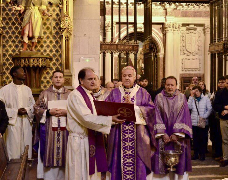 El arzobispo de Burgos honra a los sacerdotes y obispos difuntos: «Bienaventurados porque no os lo pueden pagar»