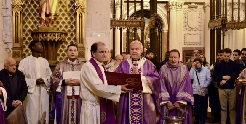 El arzobispo de Burgos honra a los sacerdotes y obispos difuntos: «Bienaventurados porque no os lo pueden pagar»