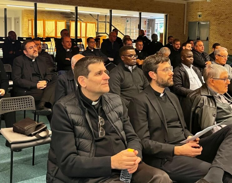 Mons. Mario Iceta acompaña a los sacerdotes de Segorbe-Castellón en su formación permanente