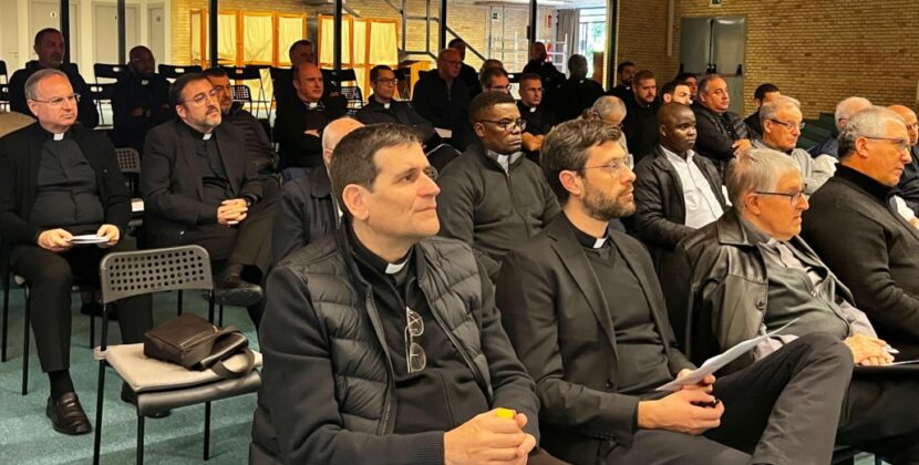 Mons. Mario Iceta acompaña a los sacerdotes de Segorbe-Castellón en su formación permanente