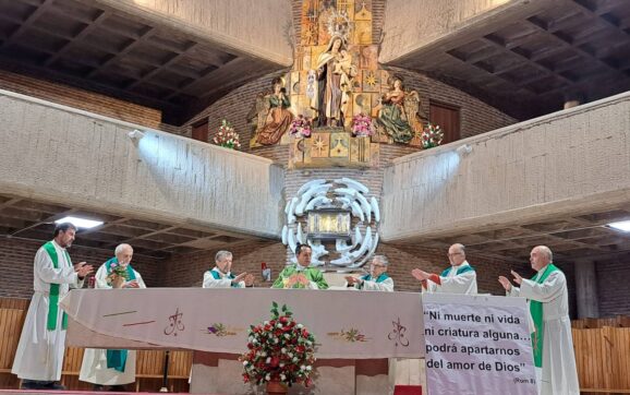 «Nada podrá separarnos del amor de Dios»: la comunidad migrante recuerda a quienes han fallecido este año