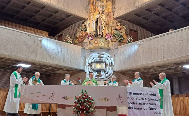 «Nada podrá separarnos del amor de Dios»: la comunidad migrante recuerda a quienes han fallecido este año