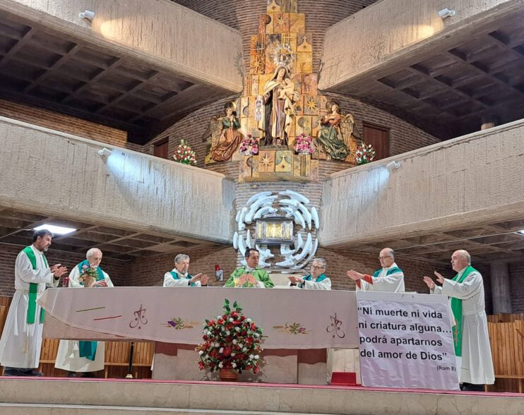 «Nada podrá separarnos del amor de Dios»: la comunidad migrante recuerda a quienes han fallecido este año