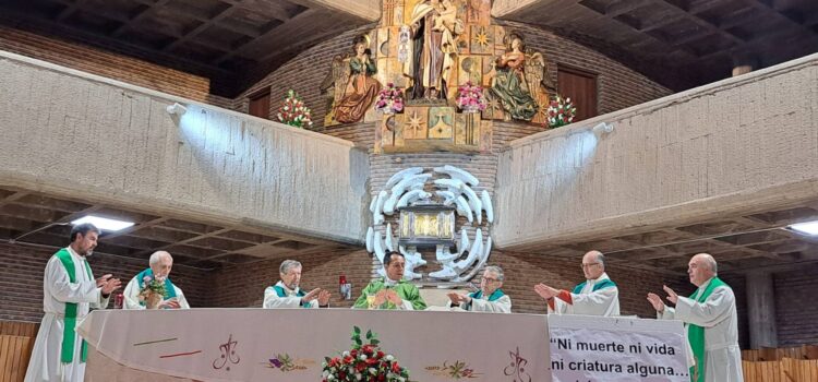 «Nada podrá separarnos del amor de Dios»: la comunidad migrante recuerda a quienes han fallecido este año