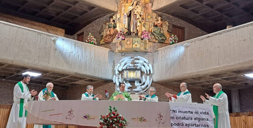 «Nada podrá separarnos del amor de Dios»: la comunidad migrante recuerda a quienes han fallecido este año