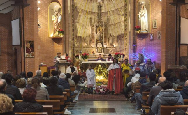 El cuarto rey mago acerca la Navidad a los migrantes en Burgos