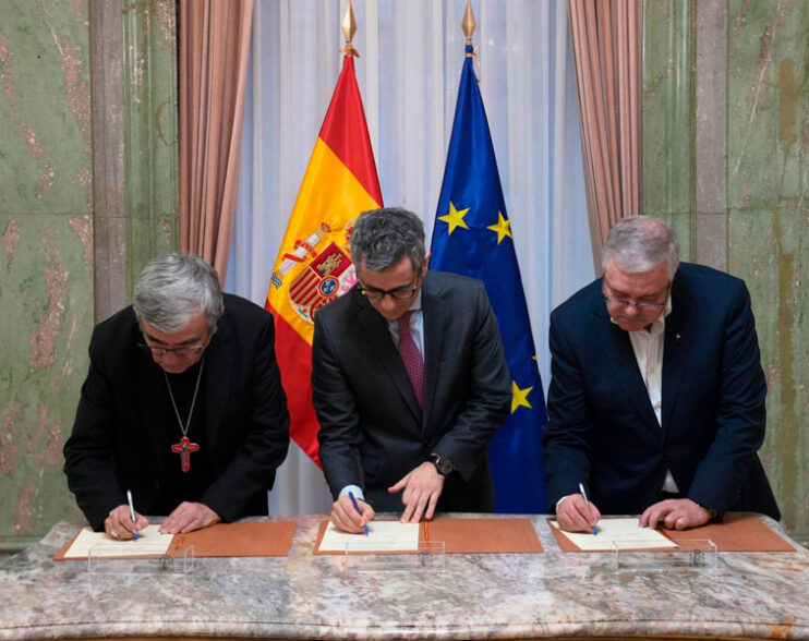 La Iglesia en España y el Gobierno firman un acuerdo para atender la reparación de víctimas de abusos sexuales a través del Defensor del Pueblo