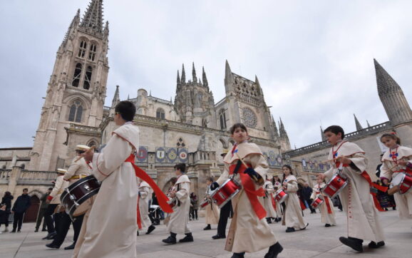Tamborcitos, flautas y bailes: los niños, protagonistas de la Semana Santa