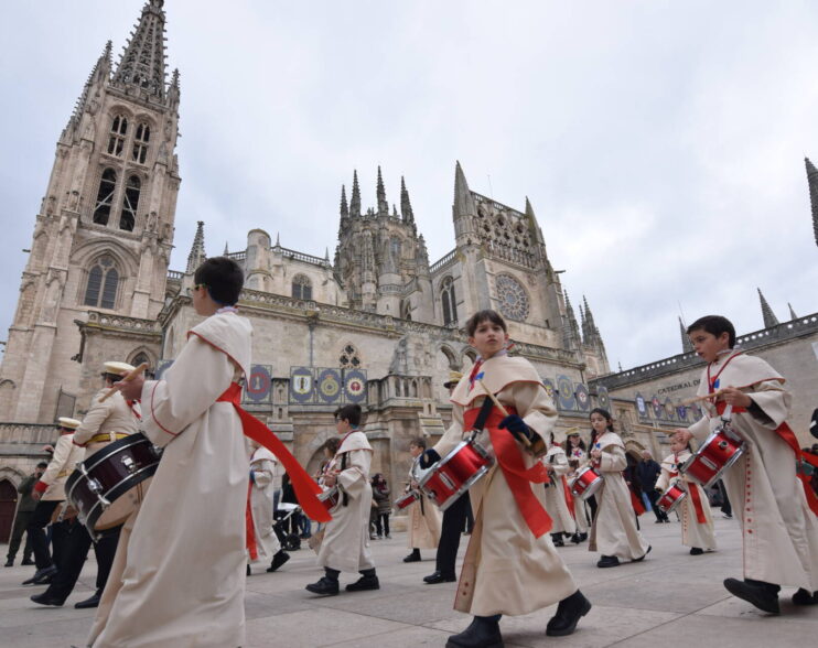 Tamborcitos, flautas y bailes: los niños, protagonistas de la Semana Santa