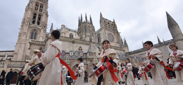 Tamborcitos, flautas y bailes: los niños, protagonistas de la Semana Santa