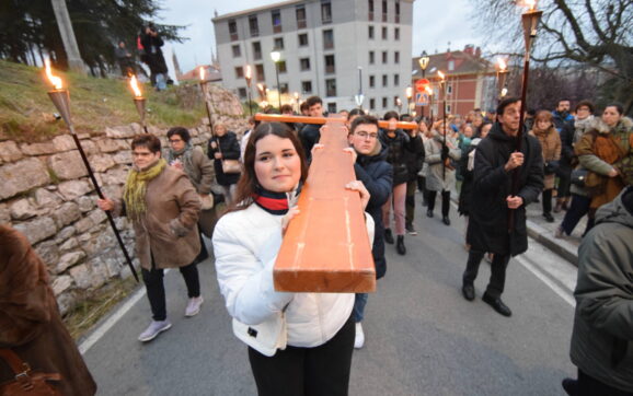 Los jóvenes abrazan su propia cruz