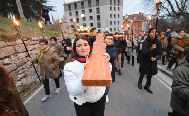 Los jóvenes abrazan su propia cruz