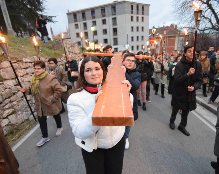 Los jóvenes abrazan su propia cruz